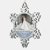 Neu verheiratetes 1. Weihnachts-Foto Dusty Blue Schneeflocken Zinn-Ornament (Rechts)