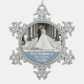 Neu verheiratetes 1. Weihnachts-Foto Dusty Blue Schneeflocken Zinn-Ornament (Vorderseite)