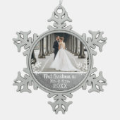 Neu verheiratetes 1. WeihnachtsFoto Silver Paint Schneeflocken Zinn-Ornament (Vorderseite)