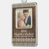 Neu verheiratetes erstes Weihnachtsfest-Foto Rusti Rahmen-Ornament Silber (Links)