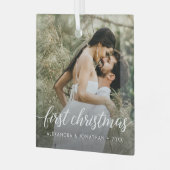 Neu verheiratetes Foto Unser erstes Weihnachtsfest Ornament Aus Glas (Vorderseite links)