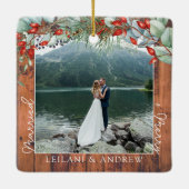 Neu verheiratetes Foto Watercolor Holly Rustic Keramikornament (Rückseite)