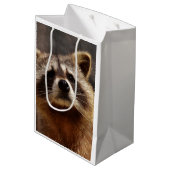 Neuartiges Raccoon-Foto Mittlere Geschenktüte (Rückseite Schrägansicht)