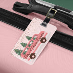 Neue Abenteuer Rosa Retro Vintag Van Gepäckanhänger<br><div class="desc">Die neuen Abenteuer beginnen mit unserem lustigen rosa, gürtelmädchenhaften Retro Vintagen Gepäckanhänger. Wir haben auch Weihnachtsbaum und Imitate rosa Goldfolienschnee hinzugefügt. Die Worte New Adventures" überlagern sich in einem modernen Schriftart im Skriptstil über dem rosa Van. Auf der Rückseite befinden sich Name und Kontaktinformationen. Alle Illustrationen sind handgezeichnete Originalkunstwerke von...</div>