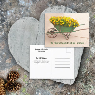 Neue Adresse Ringelblumen im antiken Holzwagen Postkarte