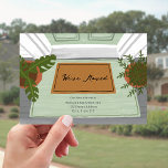Neue Adresse Wir haben die Ankündigung von Welcome Postkarte<br><div class="desc">Vorführung der Eingangstür mit grüner Tür mit getöpften Pflanze auf beiden Seiten und Begrüßungstafel über grünem Streuteppich.</div>
