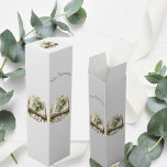Neue Anfänge Blumenzwiebelhochzeit Weinbox<br><div class="desc">"Feiern Sie die Meilensteine des Lebens mit unserer Weinkiste "Neuer Anfang", die ein wunderbar illustriertes, offenes Buch mit üppigen Blumenmotiven schmückt. Diese Weinkiste verkörpert das Wesen neuer Kapitel und frischer Anfänge und ist somit perfekt für Hochzeiten, Jubiläen oder jeden besondere Anlass, der einen Neuanfang markiert. Die bearbeitbare Vorlage erlaubt es...</div>