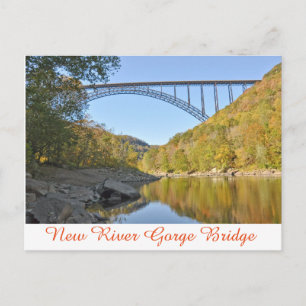 Neue Brücke über den Fluss in der Herbstsaison Postkarte