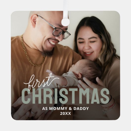 Neue Eltern Erstes Weihnachtsfest Foto Ornament Aus Metall (Vorderseite)