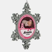 Neue Eltern Monogram A Pink Baby Foto Schneeflocken Zinn-Ornament (Links)