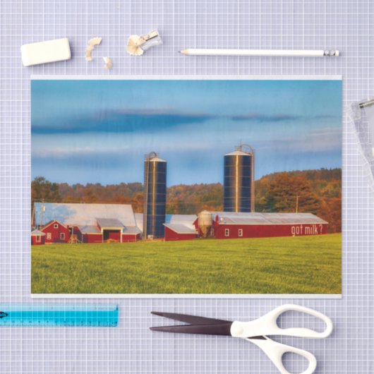 Neue Hampshire-Milchfarm im Herbst Seidenpapier (Handwerk)