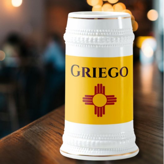 Neue mexikanische Flagge mit Zia-Symbol Bierglas