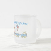 Neue Oma der Boy-Train Tshirts und Geschenke Mattglastasse (VorderseiteRechts)