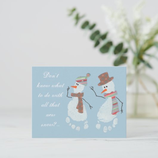 Neue Schneefreunde machen - Baby Footprint Snowmen Postkarte (Stehend Vorderseite)