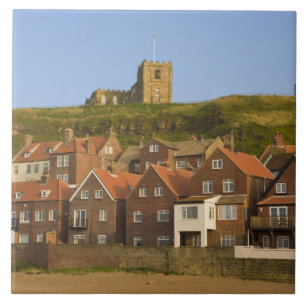Neue Wohnbebauung und St Margarets Kirche, Whitby, Fliese