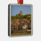 Neue Wohnungen und St. Margarets-Kirche, Whitby, Silbernes Ornament (Rechts)