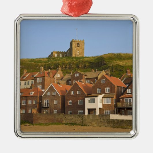 Neue Wohnungen und St. Margarets-Kirche, Whitby, Silbernes Ornament (Vorne)