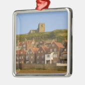 Neue Wohnungen und St. Margarets-Kirche, Whitby, Silbernes Ornament (Links)