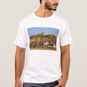 Neue Wohnungen und St Margarets Kirche, Whitby, T-Shirt