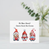 Neue Zuhause Gnome Sweet Gnome Red Ankündigungspostkarte (Stehend Vorderseite)