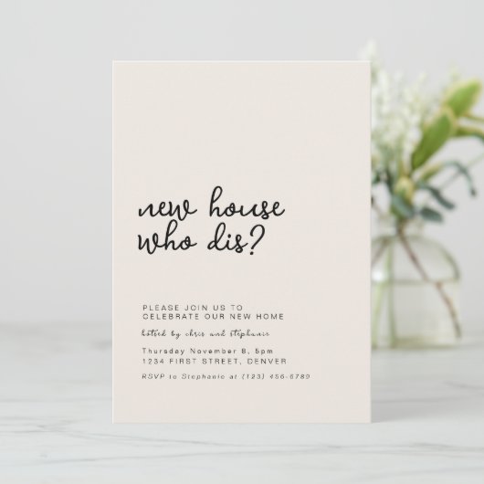 Neue Zuhause Who Dis Housewarming Party Einladung (Stehend Vorderseite)