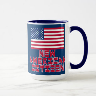 Neuer amerikanischer Staatsbürger mit Tasse