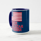 Neuer amerikanischer Staatsbürger mit Tasse (Vorderseite Links)