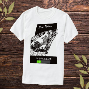 Neuer Fahrer im Vintagen Retro-Rennwagen T-Shirt
