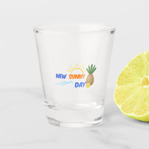 Neuer sonniger Tag Sommerurlaubsstrand Schnapsglas