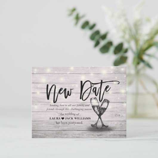 Neuer Termin Hochzeitspause Champagnerbrille Ankündigungspostkarte (Stehend Vorderseite)
