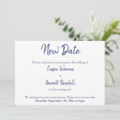 Neuer Termin Navy Weiß vertagte Hochzeitsankündigu Einladung (Stehend Vorderseite)