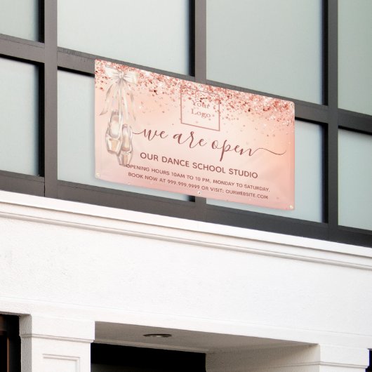 Neueröffnung der Goldballtanzschule für Rose Banner (Äußeres Gebäude)