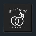 Neuerscheinungen 2025 Braut- und Hochzeitsplaner J Magnet<br><div class="desc">Neuerscheinungen 2025 Braut- und Bauernheiratsplaner gerade verheiratet 2025 Hochzeitsrings Matching Couple</div>