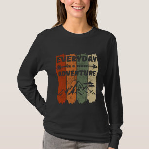 Neues Abenteuer-Geschenk für Wanderfreunde im Retr T-Shirt