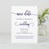 Neues Datum verschoben Hochzeit Navy Blue Script Einladung (Stehend Vorderseite)