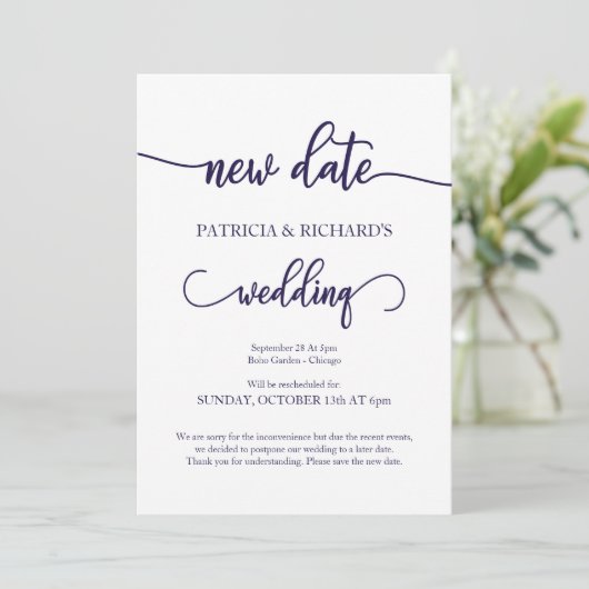 Neues Datum verschoben Hochzeit Navy Blue Script Einladung (Stehend Vorderseite)