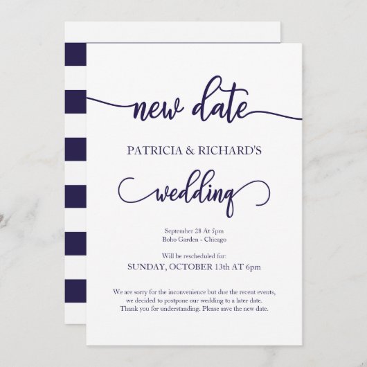 Neues Datum verschoben Hochzeit Navy Blue Script Einladung (Vorne/Hinten)