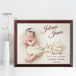 Neues geborenes Baby Foto Geburtshinweis Awardplakette<br><div class="desc">Die Einführung der eleganten Baby-Foto-Geburtsankündigung halten Sake-Plakette, eine schöne und zeitlose Art, die Ankunft Ihres wertvollen Kleinen zu gedenken. Diese atemberaubende Plakette zeichnet sich durch ein hochwertiges Foto Ihres Neugeborenen in sanften Pastelltönen aus und verleiht dem ästhetischen Gesamtbild eine feine Touch. Die Plakette ist mit dem Namen Ihres Babys, dem...</div>