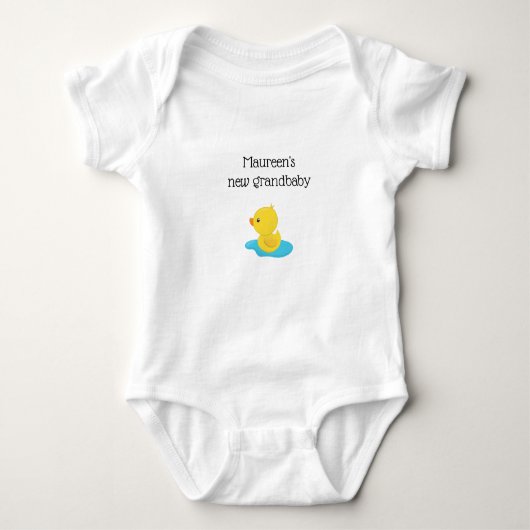 Neues Grandbaby mit Baby Duckling in Puddle Baby Strampler (Vorderseite)