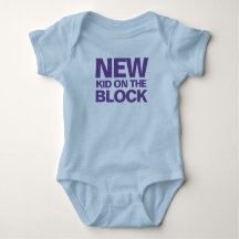 Neues Kind auf Blockaufnahmen auf einem Baby-Bodys