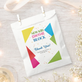 Neues Kind auf der Blockfarbendusche Geschenktütchen