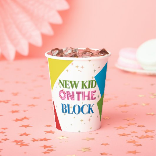 Neues Kind auf der Blockfarbendusche Pappbecher (Insitu)