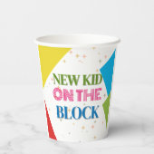 Neues Kind auf der Blockfarbendusche Pappbecher (Rückseite)