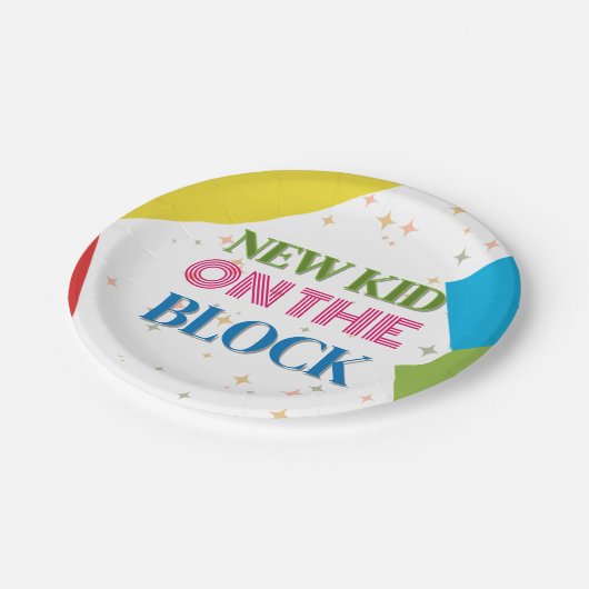 Neues Kind auf der Blockfarbendusche Pappteller (Schrägansicht)