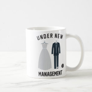 Neues Management für die Eheschließung von Braut u Kaffeetasse