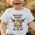 Neues Party-Mitglied auf dem Weg zu Vintagen Würfe Baby Strampler<br><div class="desc">Mit diesem bezaubernden Babykarosserieanzug können Sie Ihre Kleine verkünden - perfekt für Schwangerschaftsankündigungen!</div>