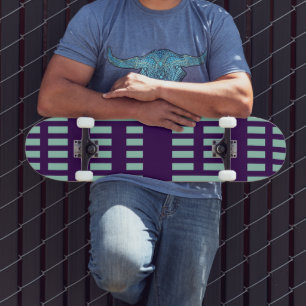 Neues stilvolles Skateboard mit modernem Streifenm