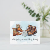 Neues Wanderbuddy Adventure Schwangerschaft Ankünd Ankündigungspostkarte (Stehend Vorderseite)