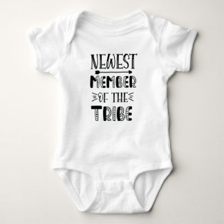 "Neuestes Mitglied des Stammes" Funny Baby Bodysui Baby Strampler