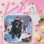 Neufundland läuft im Schnee mit Weihnachtshut Pappteller (Party)